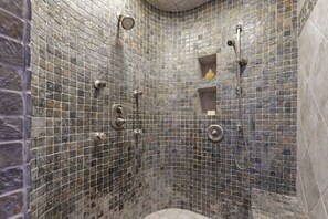 Douche, sèche-cheveux, bidet, serviettes fournies