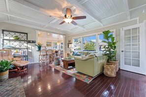 Smart-TV, Tischfußball, Tischtennisplatte, Bücher