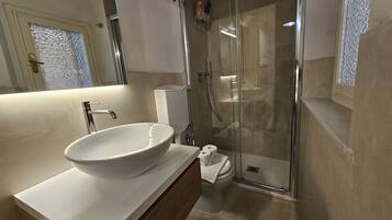 Appartamento Deluxe | Bagno | Doccia, soffione a pioggia, set di cortesia gratuito, asciugacapelli