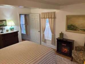 2 bedrooms, desk, iron/ironing board, WiFi