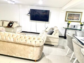 65-Zoll-Fernseher mit Satellitenempfang, Fußbodenheizung