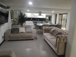 ملاءات إيطالية من طراز فريتي وأغطية فراش متميزة وألحفة محشوة بالريش