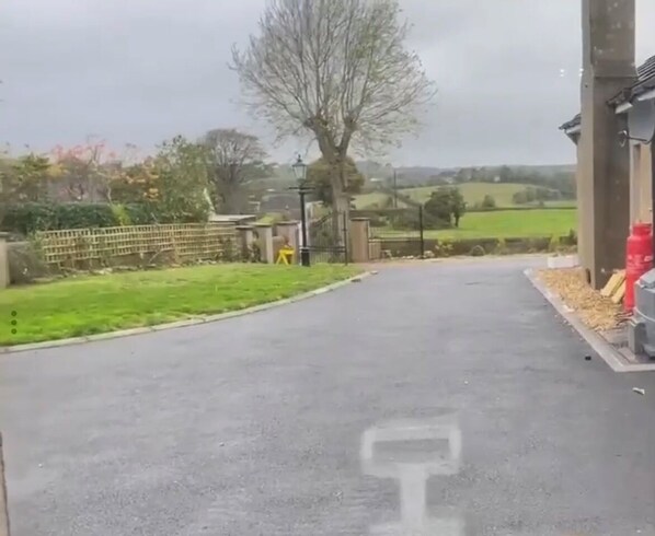Property grounds - Country Retreat, one bedroom apartment only 10 miles from Belfast (Ballygowan)