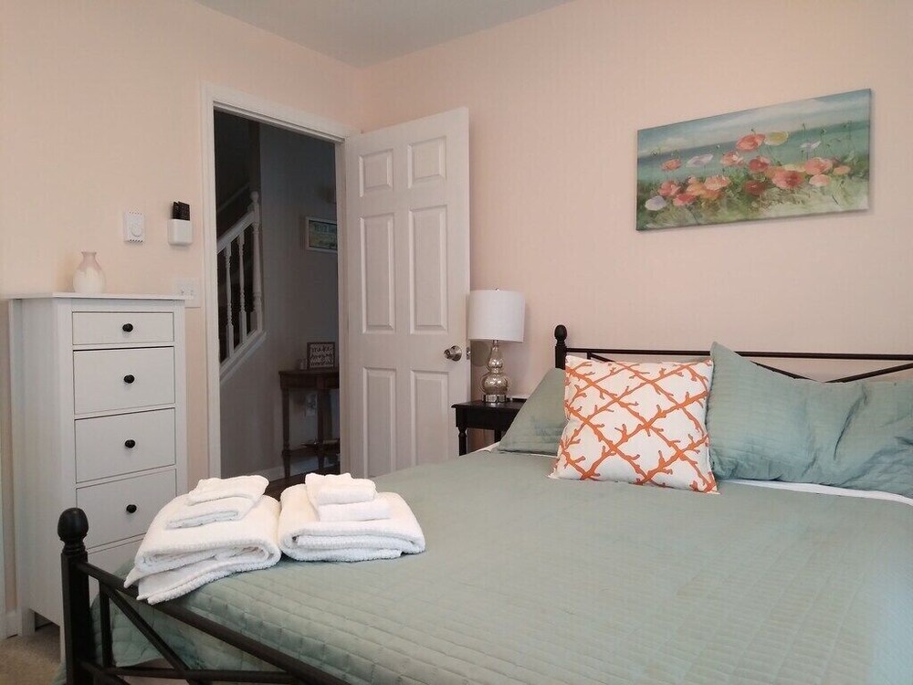 Newly Renovated, Pet Friendly 3Br 1.5 Bath with New Artesian 6 person