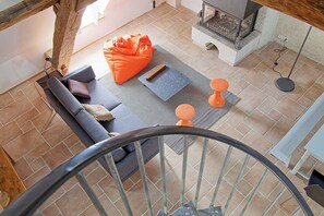 Télévision, cheminée, table de tennis de table, livres