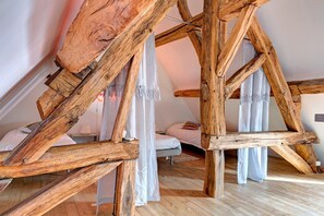 1 chambre, bureau, draps fournis