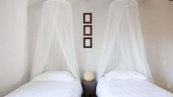 2 bedrooms, desk, bed sheets