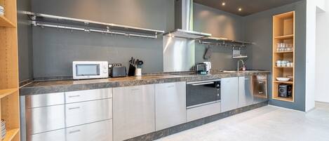 Een koelkast, een microgolfoven, een oven, een vaatwasser