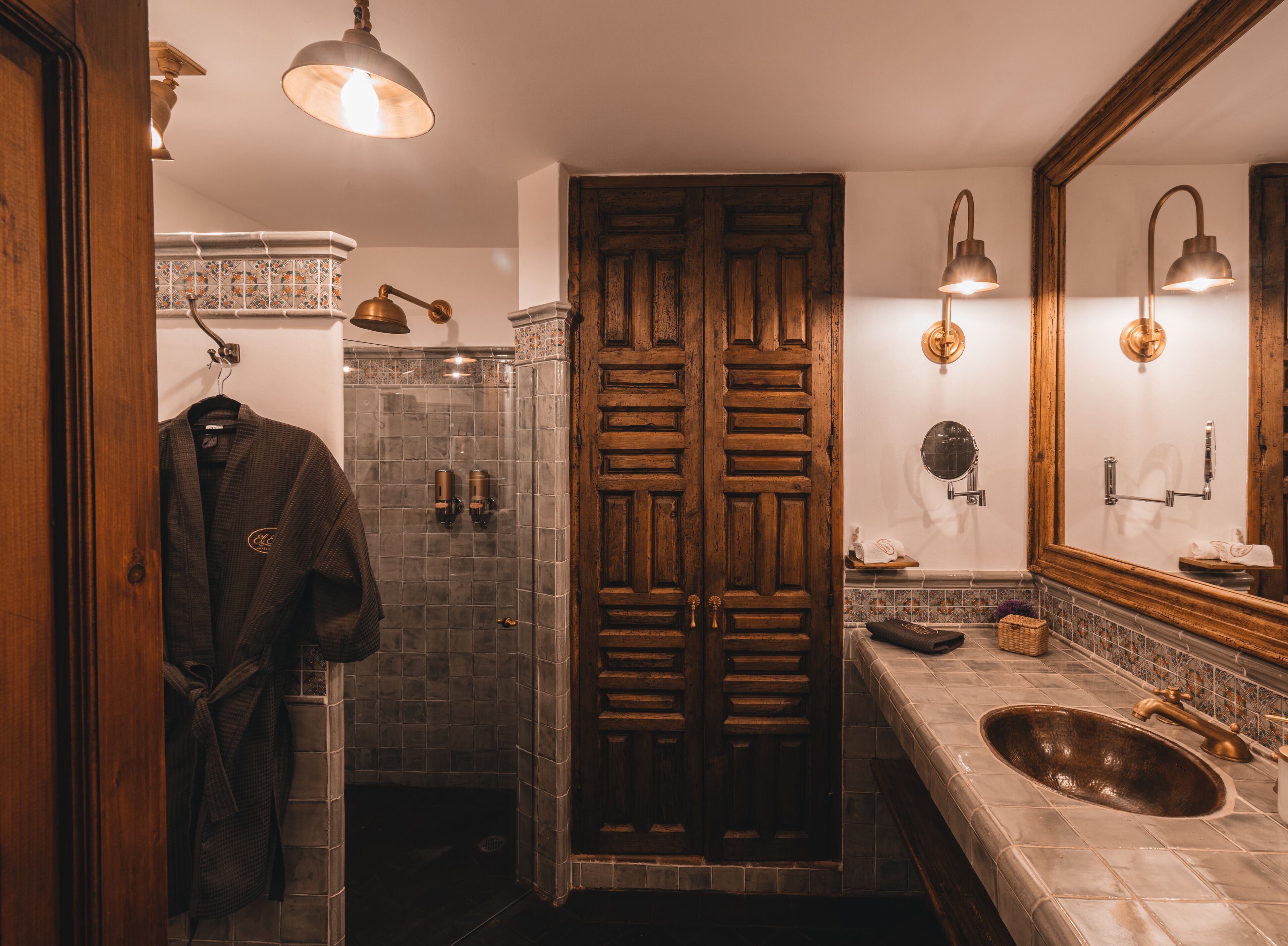 Estudio presidencial | Baño | Regadera, secadora de cabello, pantuflas, toallas 