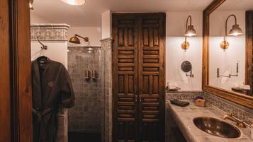 Estudio presidencial | Baño | Regadera, secadora de cabello, pantuflas, toallas