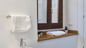 Doccia, asciugacapelli, bidet, asciugamani