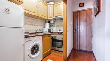 Fridge, oven, stovetop, cookware/dishes/utensils