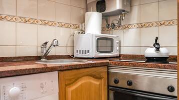 Fridge, oven, stovetop, cookware/dishes/utensils