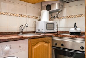 Kylskåp, ugn, spishäll och grytor/köksredskap