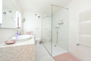 Baignoire, sèche-cheveux, bidet, serviettes fournies