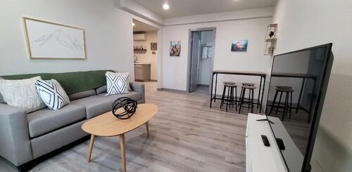 Elk Loft in Downtown Custer, Sleeps 8, 2 full bath