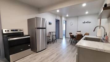 Réfrigérateur, micro-ondes, four, plaque de cuisson