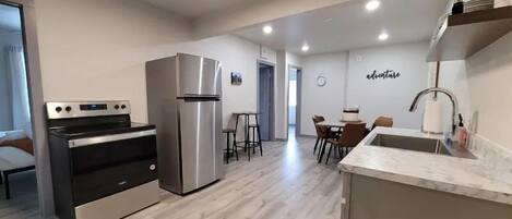 Jääkaappi, mikroaaltouuni, uuni, liesi