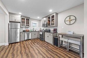 Réfrigérateur, four à micro-ondes, un four, surface de cuisson