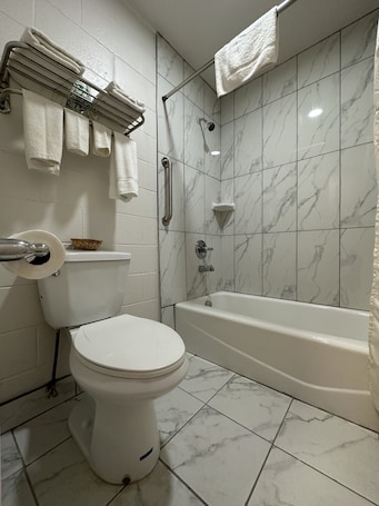Deluxe Room, 2 Queen Beds, Non Smoking, Kitchenette | Bathroom | Hair dryer, towels, soap, shampoo. Llano Motel