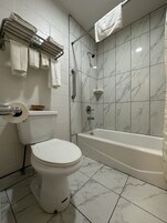 Quarto luxo, 2 camas Queen, para não fumantes, cozinha americana | Banheiro | Secador de cabelo (mediante solicitação), toalhas de banho, sabonete 