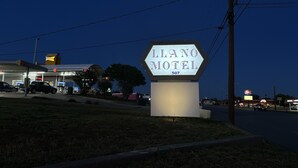 Señal de motel con el nombre 'Llano Motel' y el número '507'.