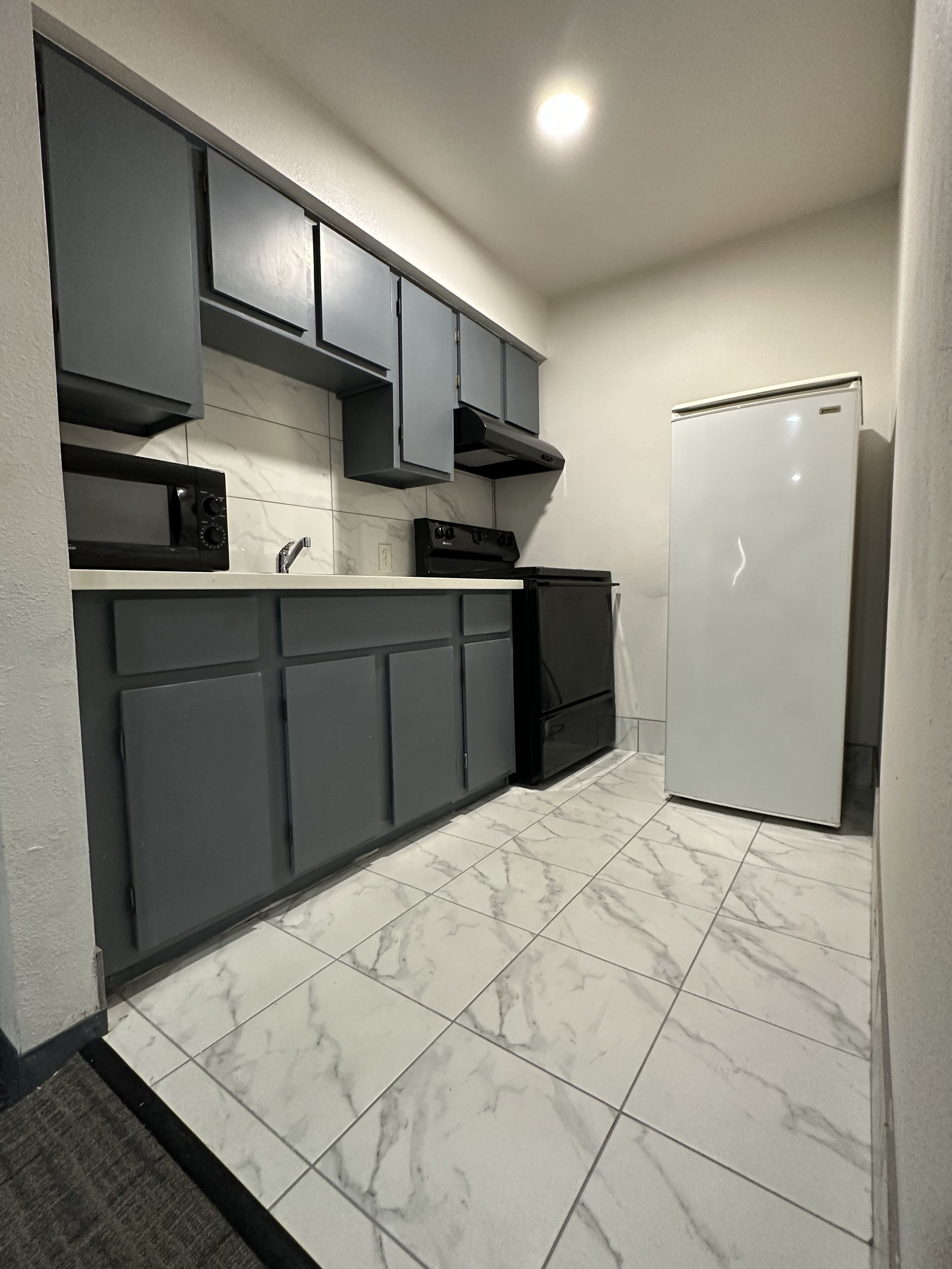 Habitación triple Deluxe, para no fumadores, cocineta | Cocina privada | Microondas 