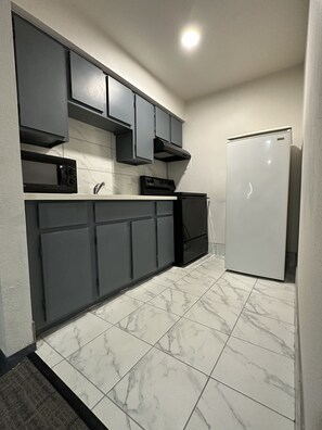 Deluxe Triple Room, Non Smoking, Kitchenette | Private kitchen | Microwave - Llano Motel (Llano)