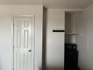 Basic Single Room, 1 Queen Bed, Non Smoking | Premium bedding, individually furnished, free WiFi, bed sheets - Llano Motel (Llano)