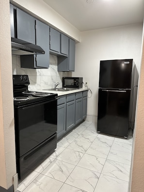 Deluxe Room, 2 Queen Beds, Non Smoking, Kitchenette | Private kitchen | Microwave - Llano Motel (Llano)