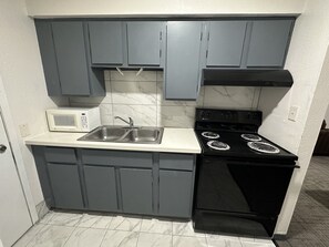 Quarto triplo luxo, para não fumantes, cozinha americana | Cozinha privada | Micro-ondas