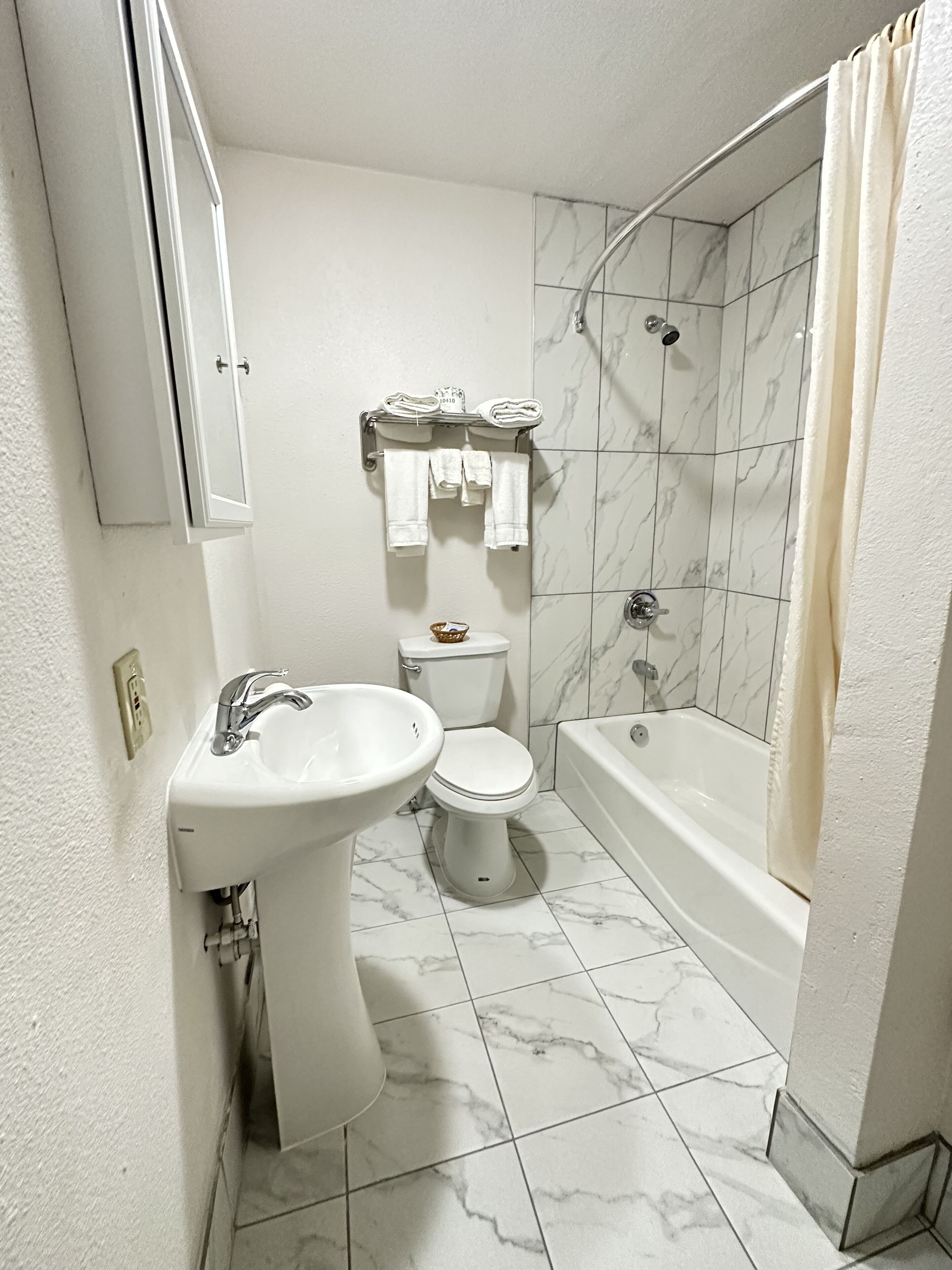 Deluxe Room, 2 Queen Beds, Non Smoking, Kitchenette | Bathroom | Hair dryer, towels, soap, shampoo