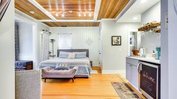 Desk, iron/ironing board, Internet, bed sheets