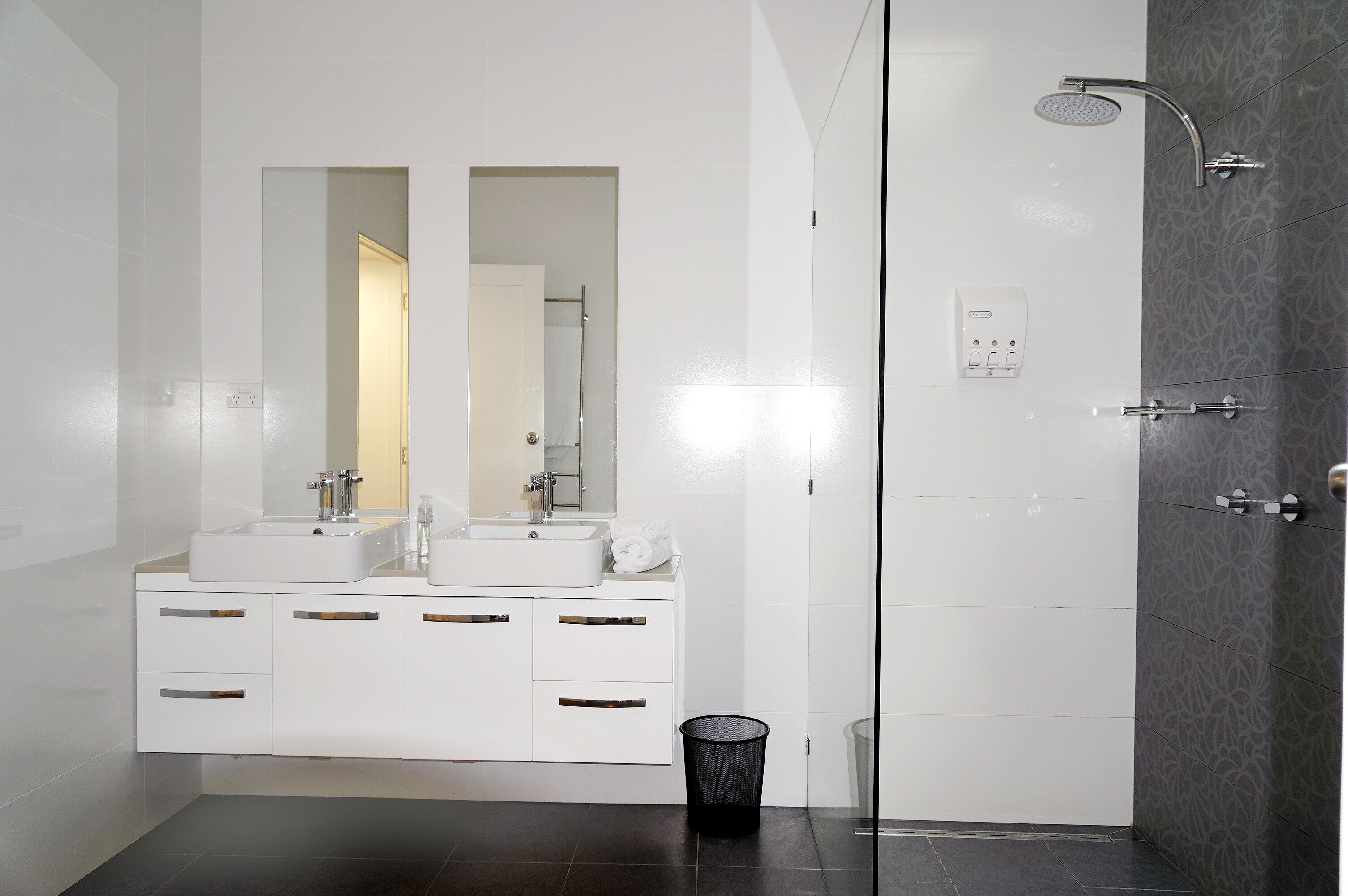 Douche, serviettes fournies, savon