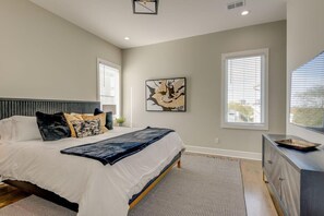 6 bedrooms, iron/ironing board, WiFi, bed sheets