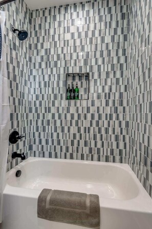 Een douche, een haardroger, shampoo