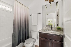 Een douche, een haardroger, shampoo