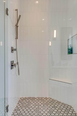 Dusche, Haartrockner, Shampoo