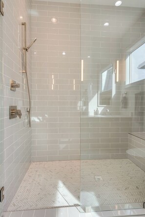 Dusche, Haartrockner, Shampoo