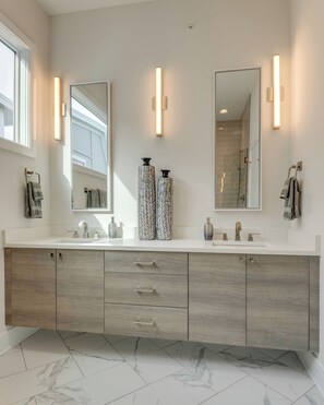 Dusche, Haartrockner, Shampoo