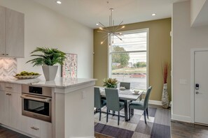 Jääkaappi, mikroaaltouuni, uuni, liesi