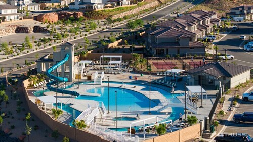 Single floor home w/resort amenities and SUP