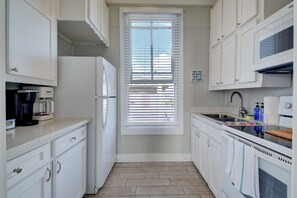 Frigorifero, microonde, forno, piano cottura