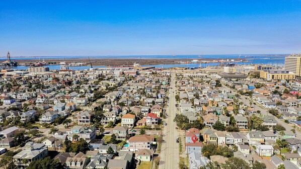 Une ville côtière dotée d’un quartier résidentiel dense, d’un port de plaisance et d’un grand bâtiment remarquable avec une tour distinctive.