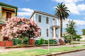 Exterior - Beauty on Ball - Main 3 - King bed, Nearby restaurants and Beach!! (Galveston)