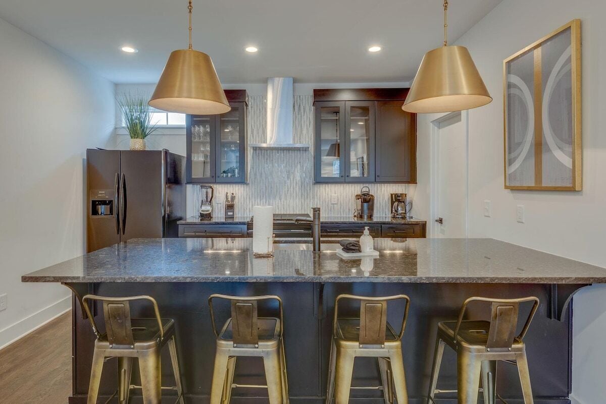 Hip Nashville Group Stay: Ensuite, Parking, Fun!