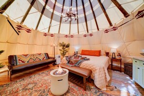 Interior - Chief's Lodge · Luxury Glamping Teepee w/King Bed on private Mtn! (Fountain Green)