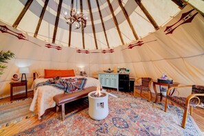 1 bedroom, bed sheets - Chief's Lodge · Luxury Glamping Teepee w/King Bed on private Mtn! (Fountain Green)