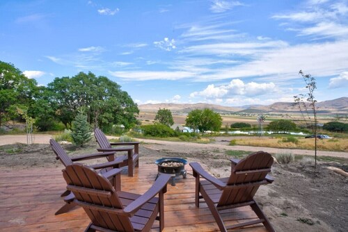 Bear Paw Den · Glamping Teepee w/King Bed sleeps 4 w/private pond