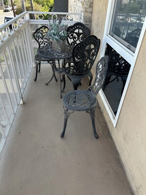 Outdoor dining - Great location apartment in downtown  Los Ángeles gated building and parking inc (Los Angeles)